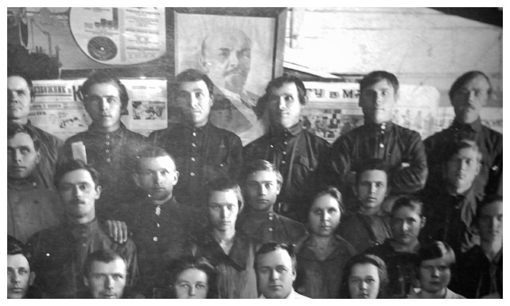 На этой фотографии мой дед Петр Филиппович Галанов 1904 г р верхний ряд четвертый.jpeg